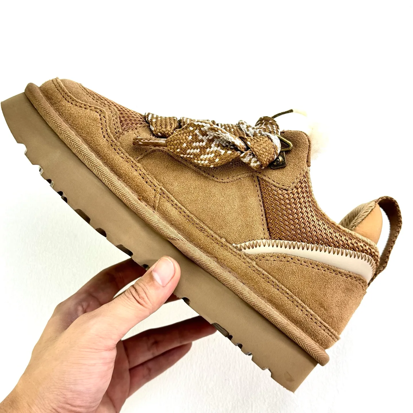 Local 💰600 supports stocking. Platform operation #UGG｜Low top 4032 Mel casual shoes, upper design, recycled ballistic canvas mesh, high-quality suede upper, two-color flat shoelaces. The inner material of the shoe is made of Longfeng sheep fur. The fur lining keeps warm and locks in temperature. The sole material is comfortable Treadlite by #UGG #EVA. Light wing outsole. Size: 35 36 37 38 39 40